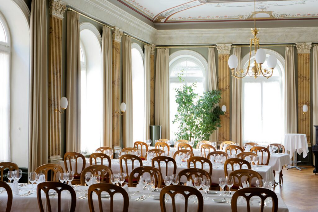 Restaurant table setting for international travel planning